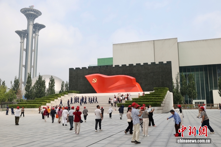 北京多处红色地标受热捧 市民沉浸式学习党史