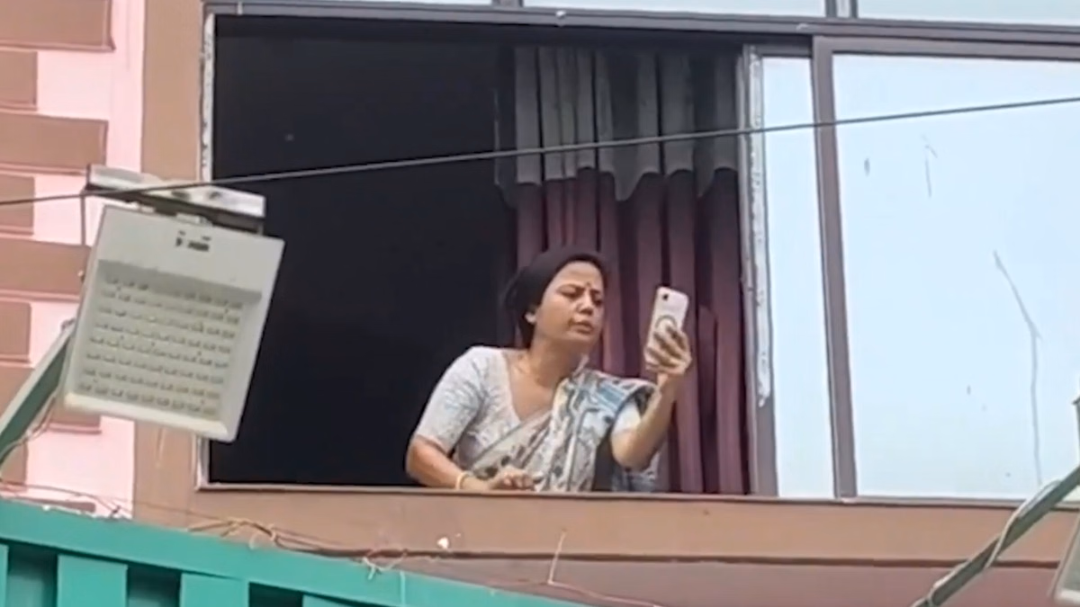 West Bengal: भाजपा कार्यकर्ता ने किया टीएमसी सांसद महुआ मोइत्रा का विरोध; काले झंडे दिखाए, फेंके अंडे