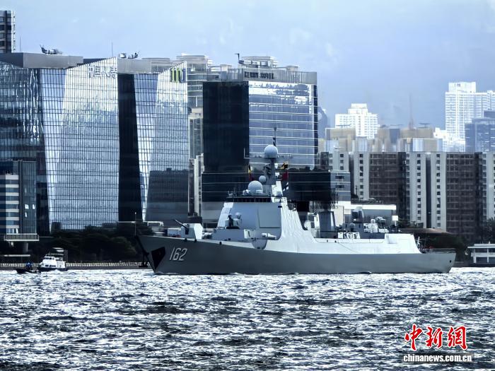 海军舰艇编队驶入香港维港