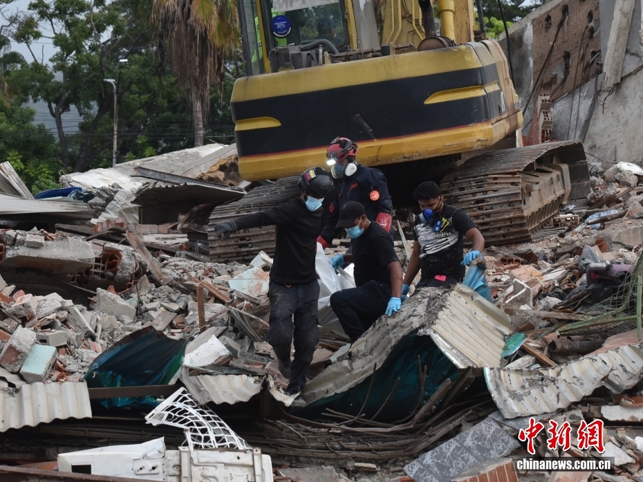 中国蓝天救援队协力搜寻委内瑞拉地震遇难者