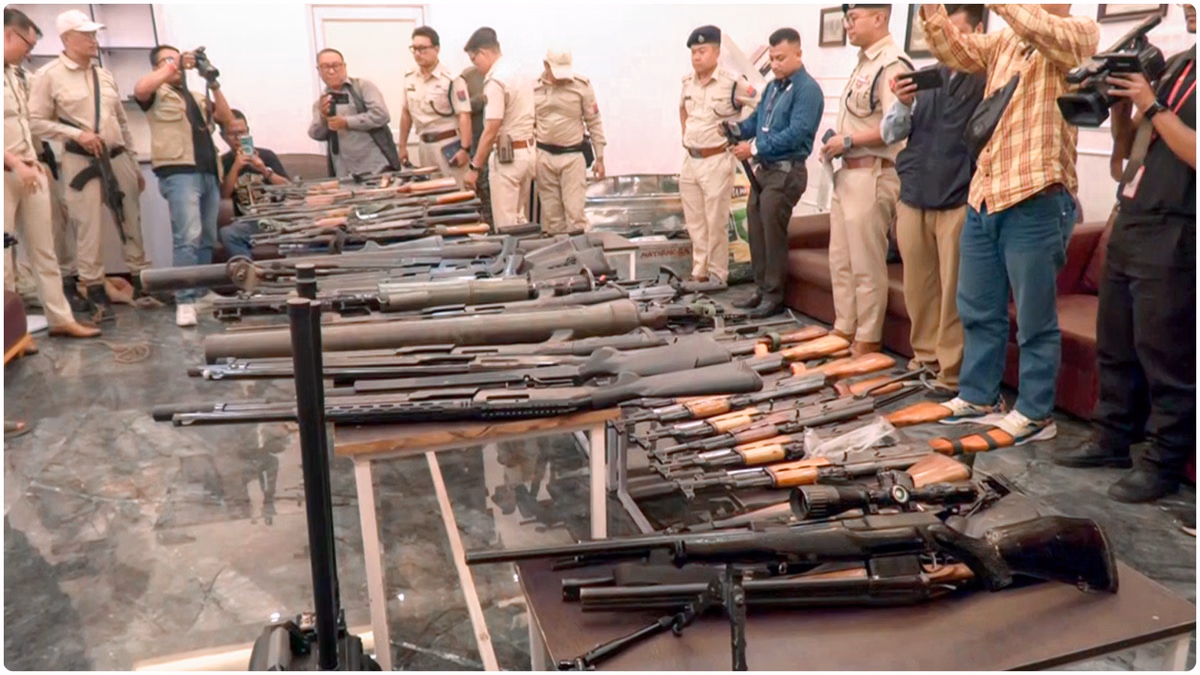 Manipur: मणिपुर में सुरक्षा बलों की कार्रवाई, चार उग्रवादी गिरफ्तार; भारी मात्रा में हथियार, गोला-बारूद बरामद