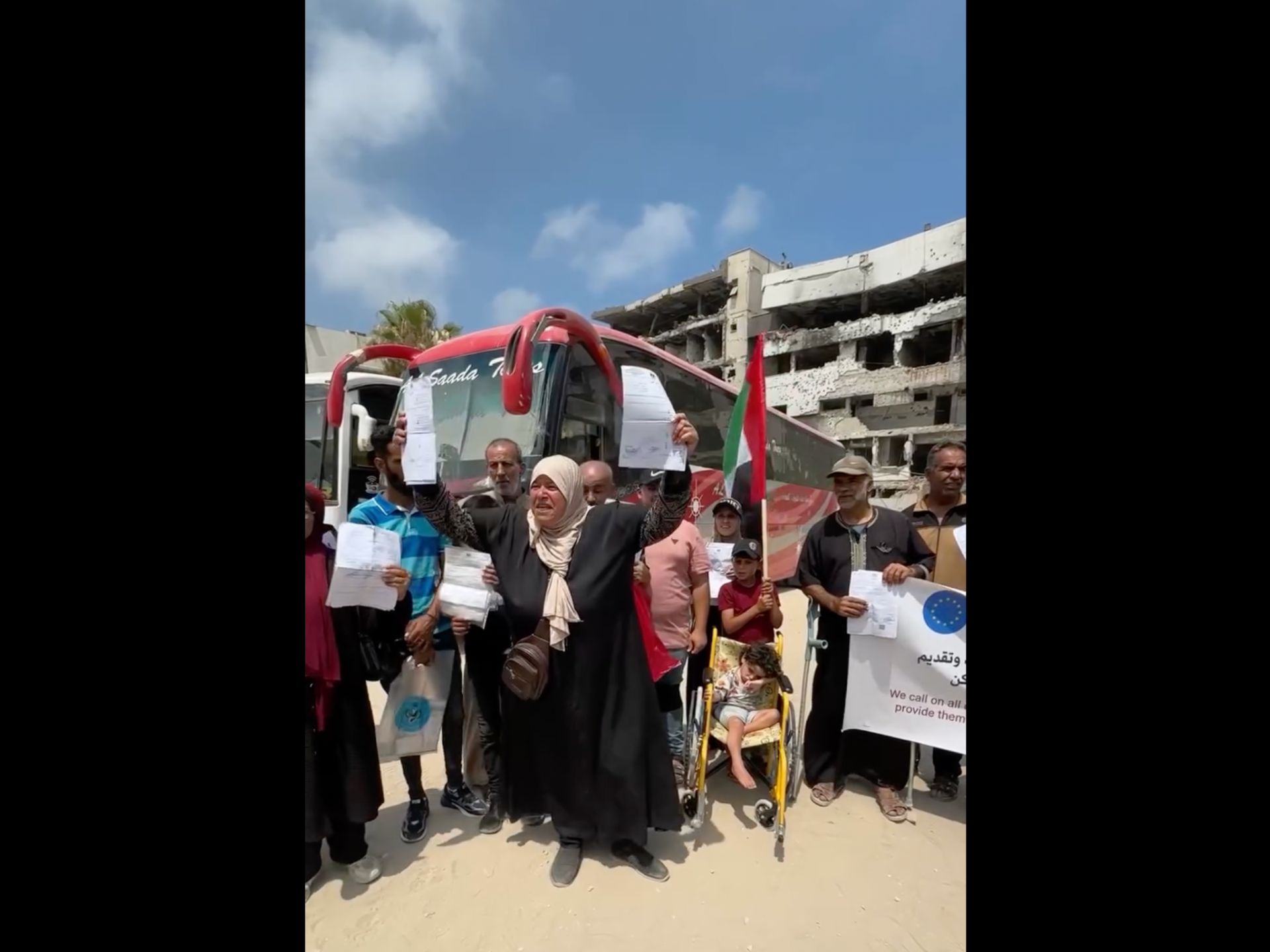 Palestinians rally outside Al-Shifa hospital, demanding medical evacuation