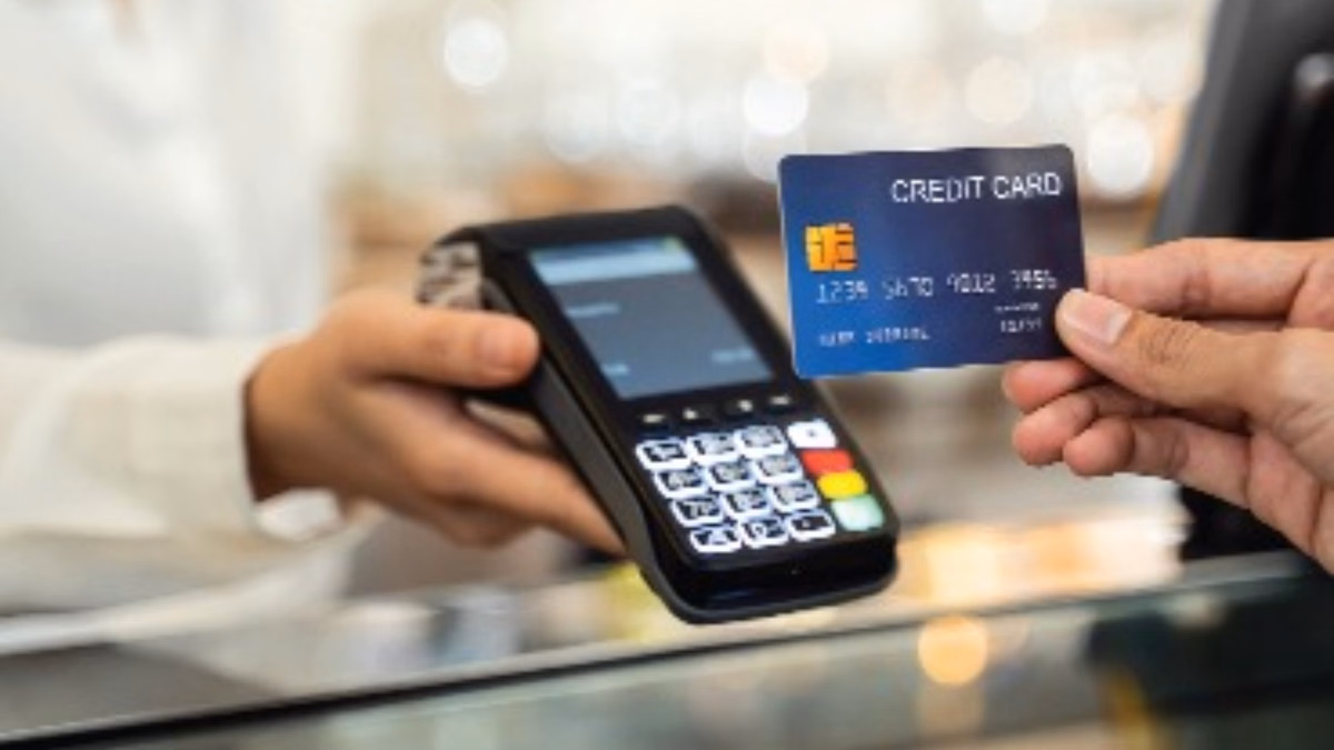 Credit Card Limits: बिना बताए क्रेडिट कार्ड की लिमिट क्यों घटा देते हैं बैंक? जानिए वजह
