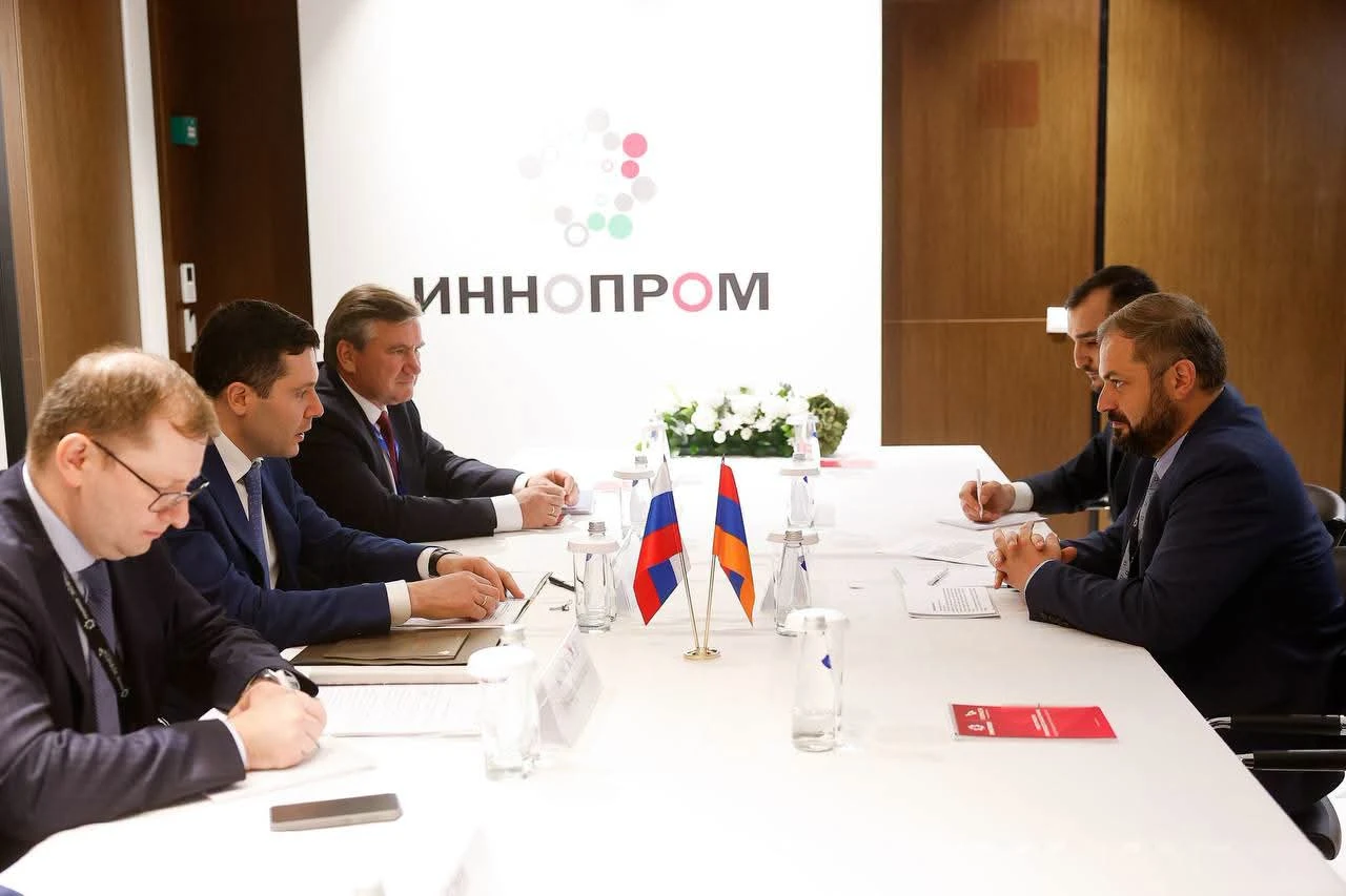 Պապոյանը հանդիպել է ՌԴ արդյունաբերության և առևտրի նախարարի հետ. ի՞նչ են քննարկել