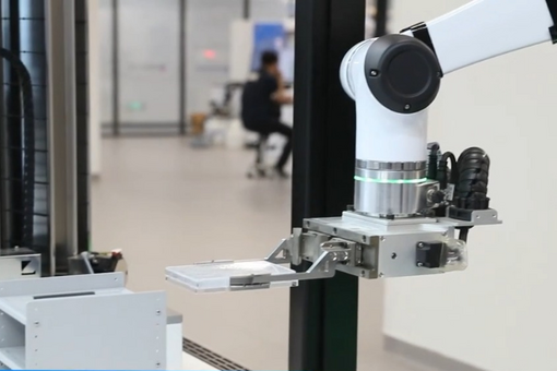 挪威首相斯特勒会见王毅