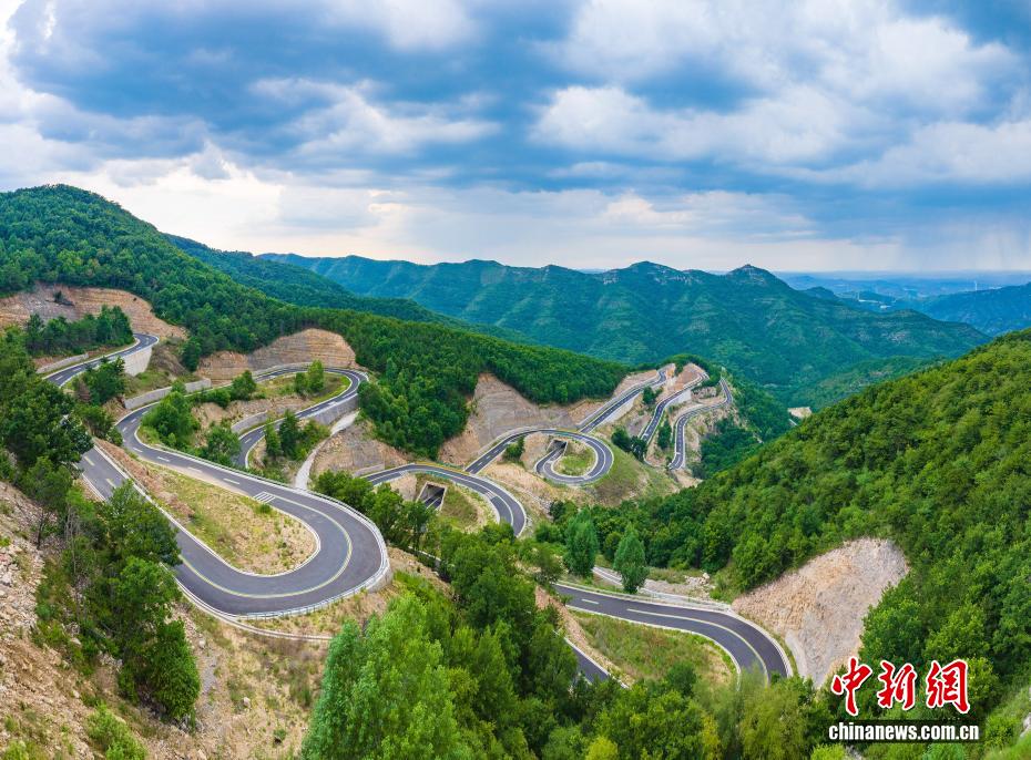 山西左权：太行“72道弯”绿意正浓