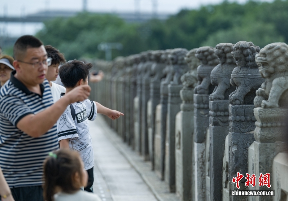 “七七事变”八十九周年 民众参观宛平城城墙
