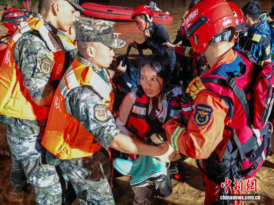 广西横州：台风致村镇受淹 武警官兵紧急转移被困民众