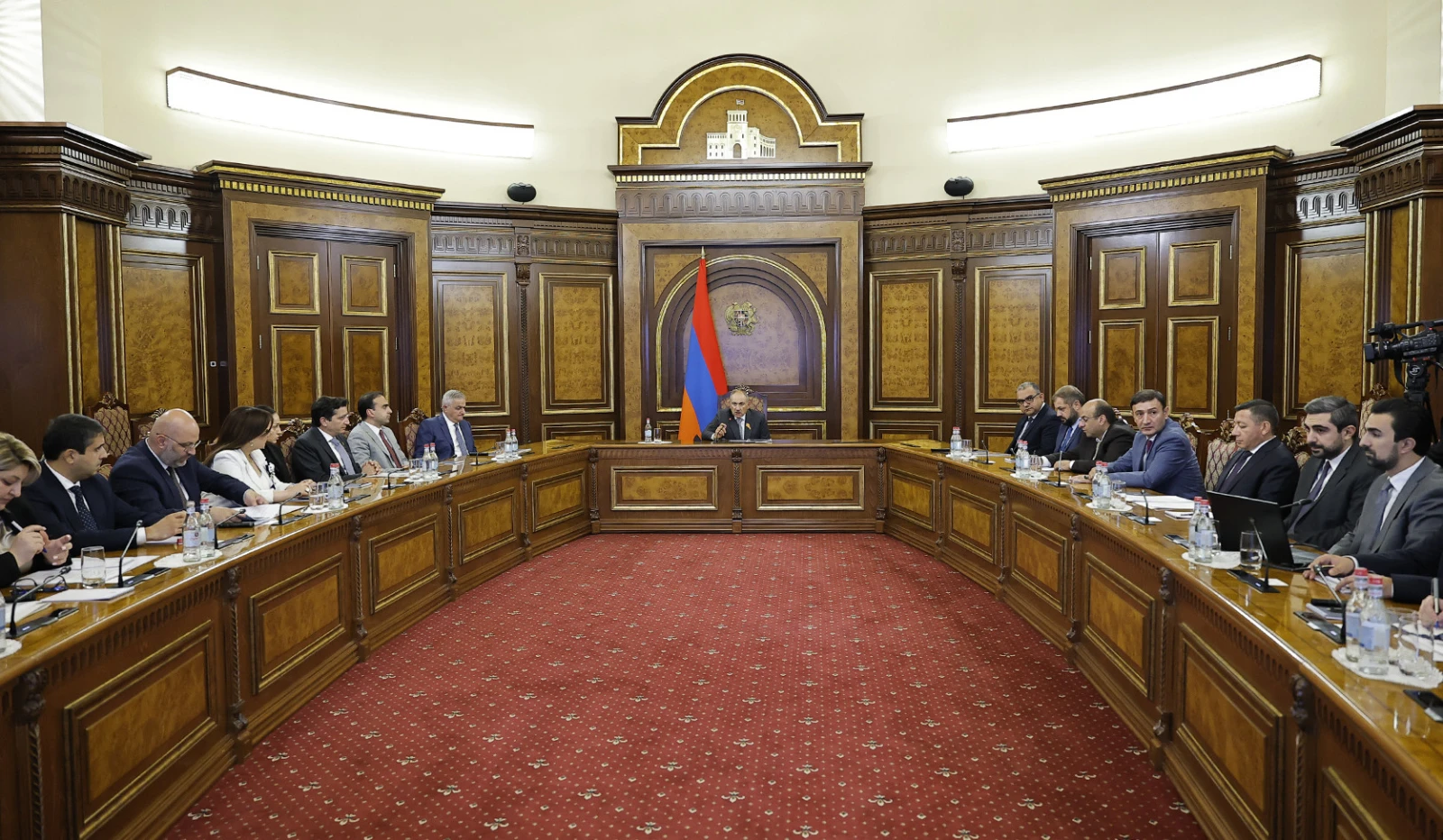 Փաշինյանի մոտ քննարկվել է Երևանում և Գյումրիում Կառավարության ներդրումային առաջնահերթությունների պլանը