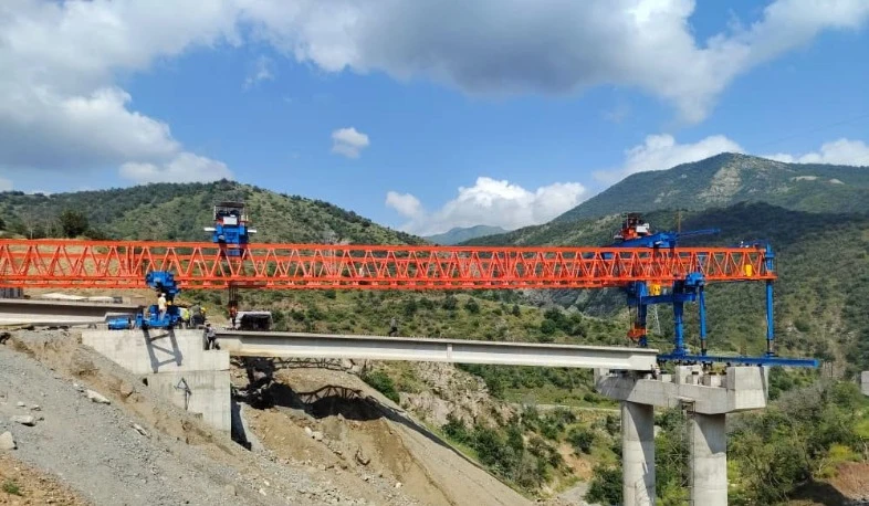 Առաջին անգամ Քաջարան-Ագարակ հատվածում կամուրջների հեծանները մոնտաժվում են կախովի հեծանատեղադրիչ կայանքի միջոցով