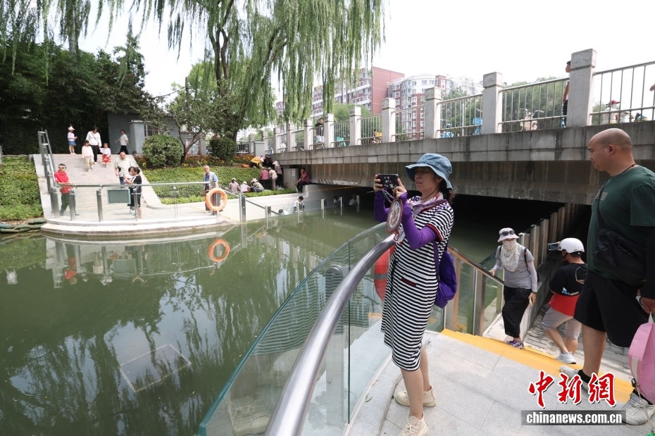 北京：护城河变身“水族馆”