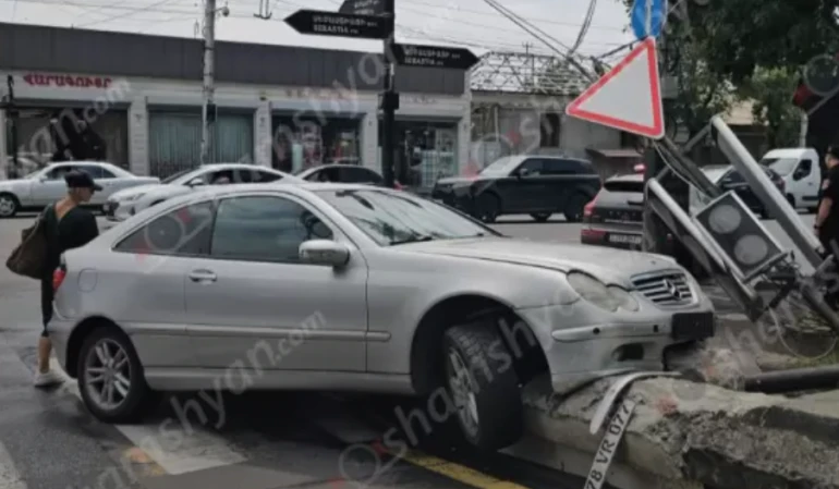 Մալաթիայի թաղապետարանի մոտ Mercedes-ը բախվել է լուսացույցին, կոտրել այն, ապա հայտնվել արգելապատնեշի վրա