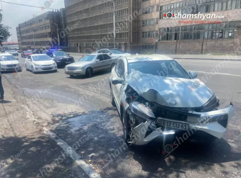 Թբիլիսյան խճուղում բախվել են Mercedes-ը և Honda-ն․ վերջինս բախվել է էլեկտրասյանը․ կան վիրավորներ