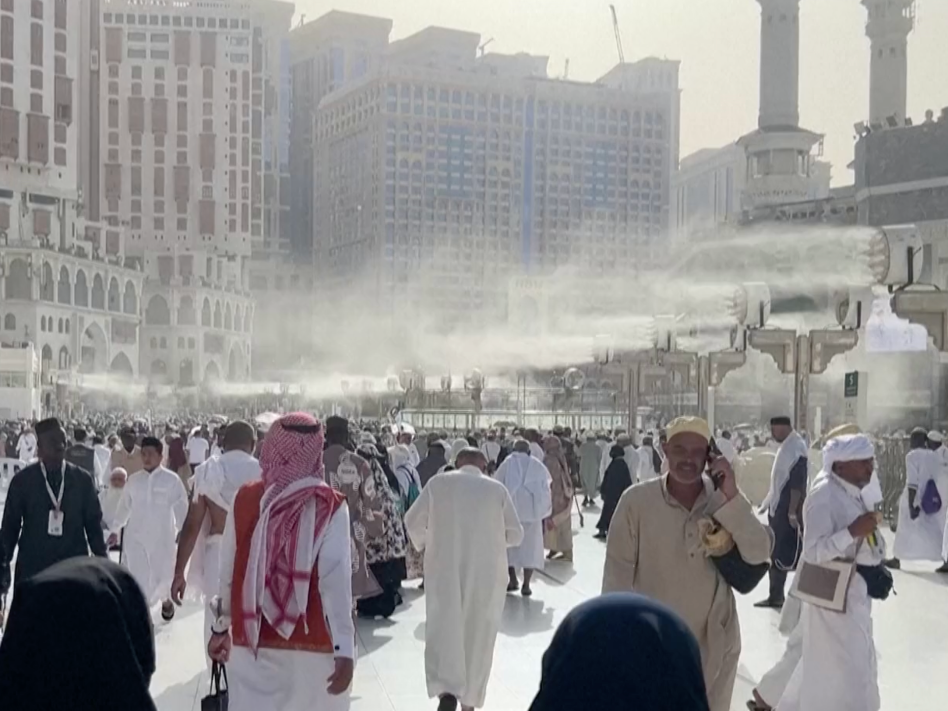 More than 1.5 million pilgrims brave fierce Mecca heat ahead of Hajj