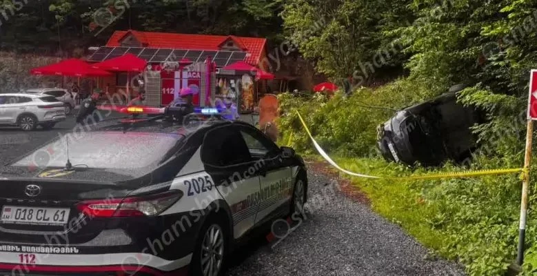 «Tesla»-ն, Դիլիջանի 4–րդ ոլորանից մի քանի պտույտ գլորվելով, բախվել է ծառերին և կողաշրջված հայտնվել 5–րդ ոլորանում. կան վիրավորներ