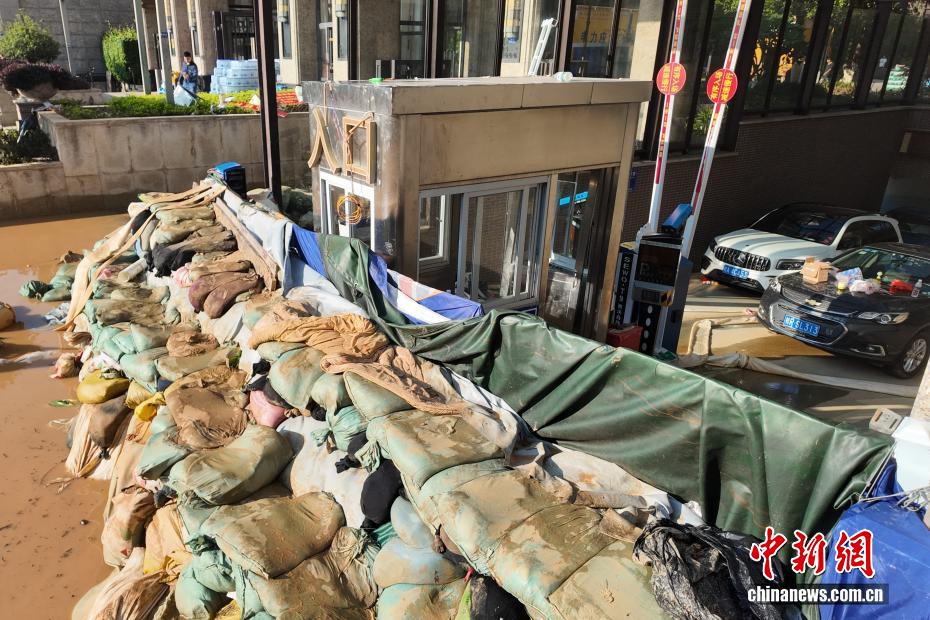 广西贵港：小区业主自制“防水墙” 暴雨中守护上千台汽车
