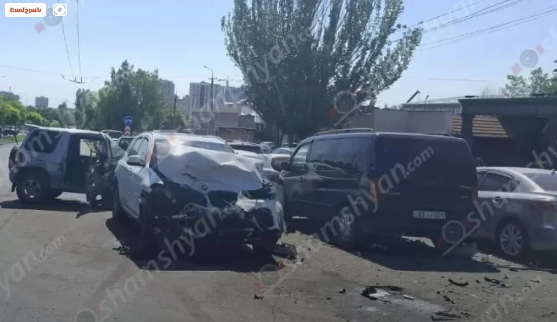 Թևոսյան փողոցում բախվել են «BMW X5»-ը և «Mitsubishi»-ն․ վնասվել են նաև կայանված «KIA»-ն, «FIAT»-ը և «Москвич»-ը․ կան վիրավորներ