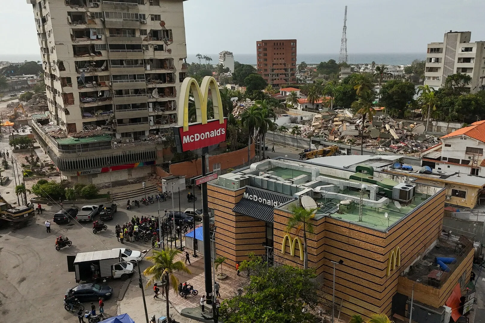 Venezuelan doctors convert restaurant into a clinic after earthquake