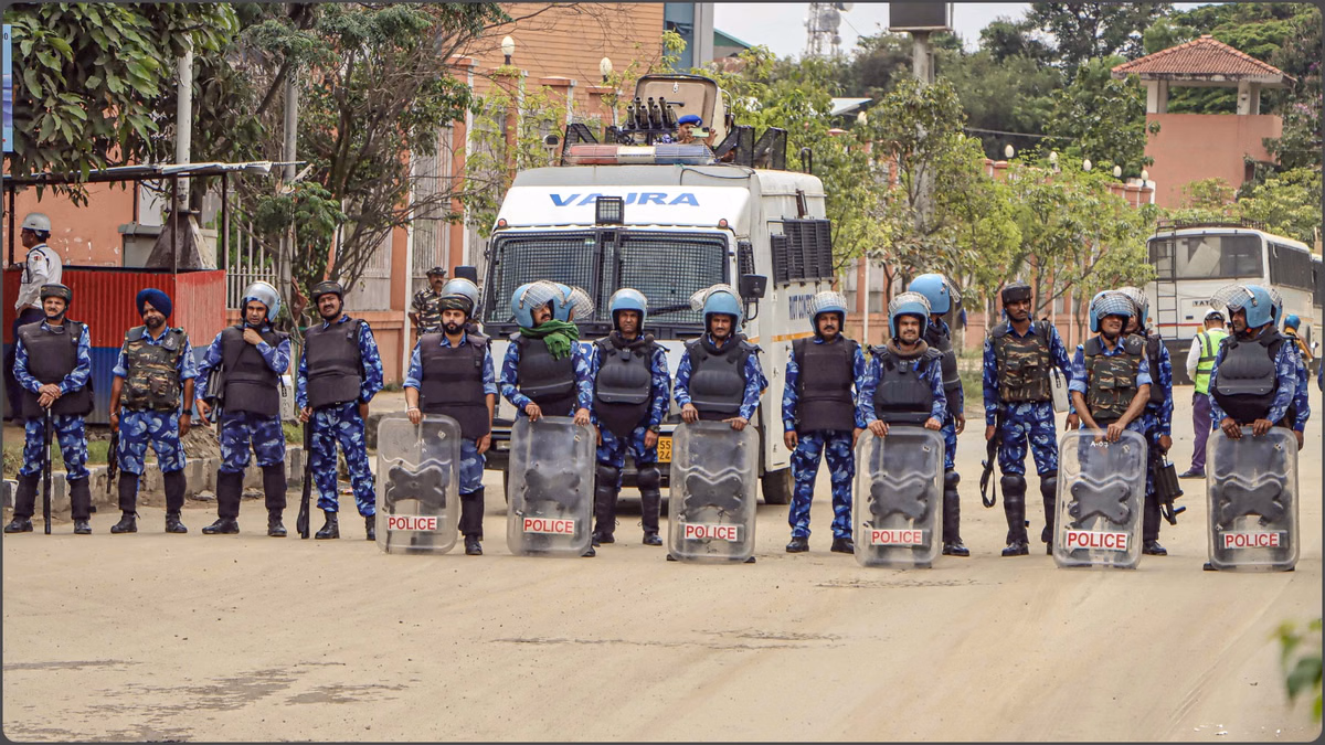 Manipur: मणिपुर में बड़ा तनाव टला, सुरक्षा बलों ने भीड़ को रोका; इंफाल पश्चिम में खाली पड़े घरों में आगजनी