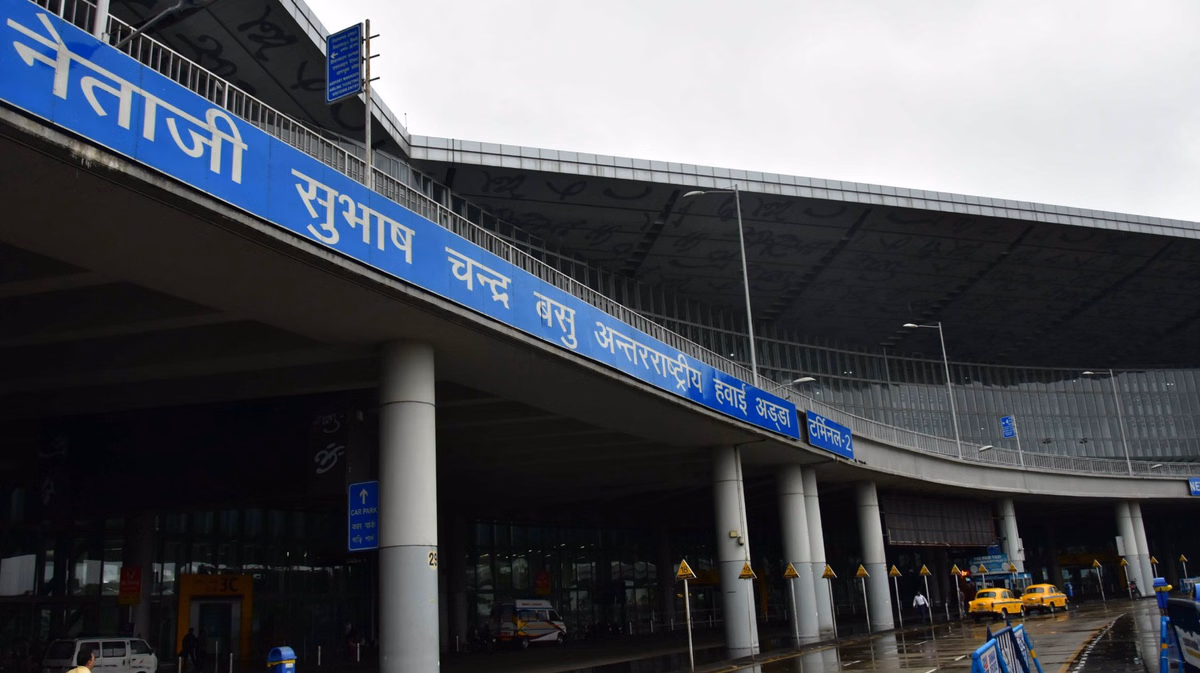 West Bengal: कोलकाता एयरपोर्ट की 130 साल पुरानी मस्जिद में तीन दिन के लिए नमाज स्थगित, किस वजह से लगी रोक?