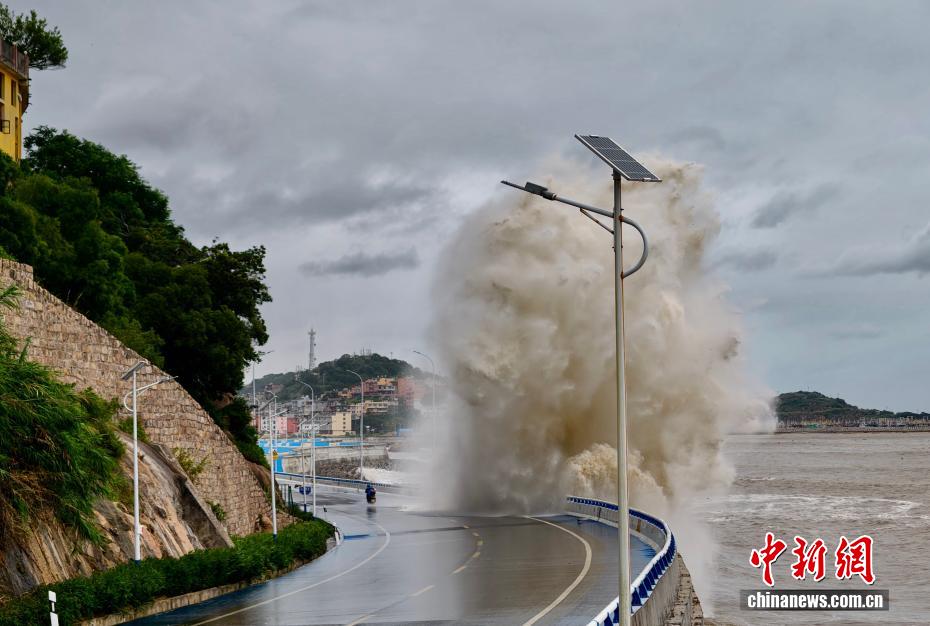 全国2464个气象站出现大暴雨，台风“巴威”影响仍将持续