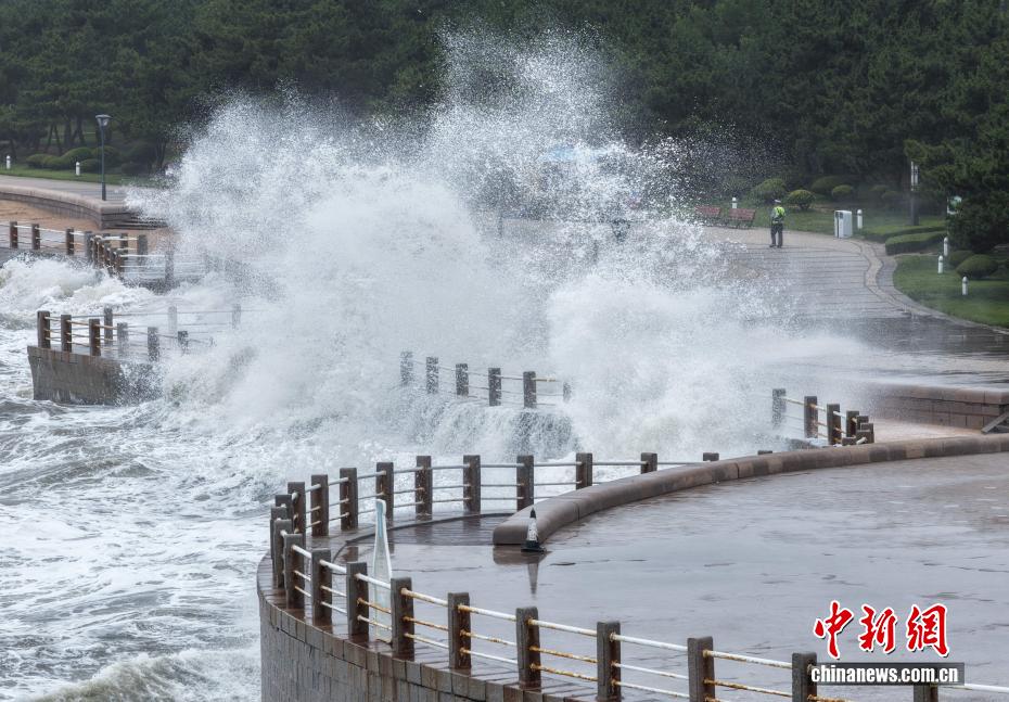 受台风“巴威”影响 山东日照巨浪拍岸