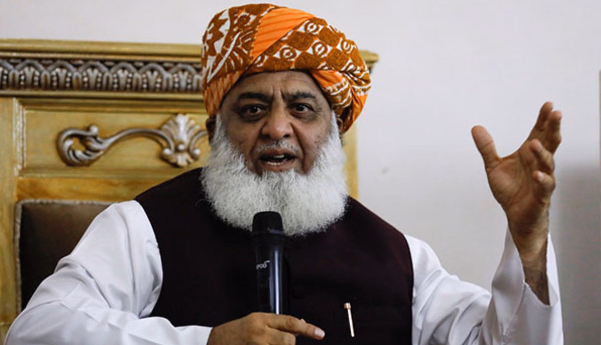 पाकिस्तान में सेना बनाम सियासत?: 'राजनीति करनी है तो वर्दी उतारें', Pak आर्मी पर बरसे मौलाना फजलुर रहमान
