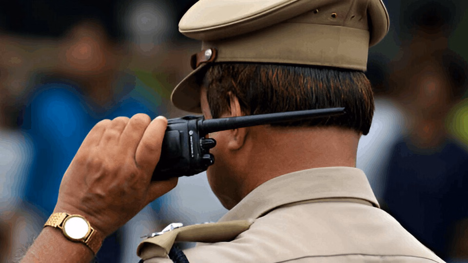 Telangana: छह साल की पोती से कार चलवाना सब-इंस्पेक्टर को पड़ा भारी, वीडियो वायरल होने के बाद किया गया सस्पेंड