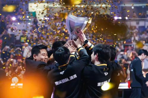 孙颖莎现身深圳 助力推动深港澳三地青少年乒乓球交流