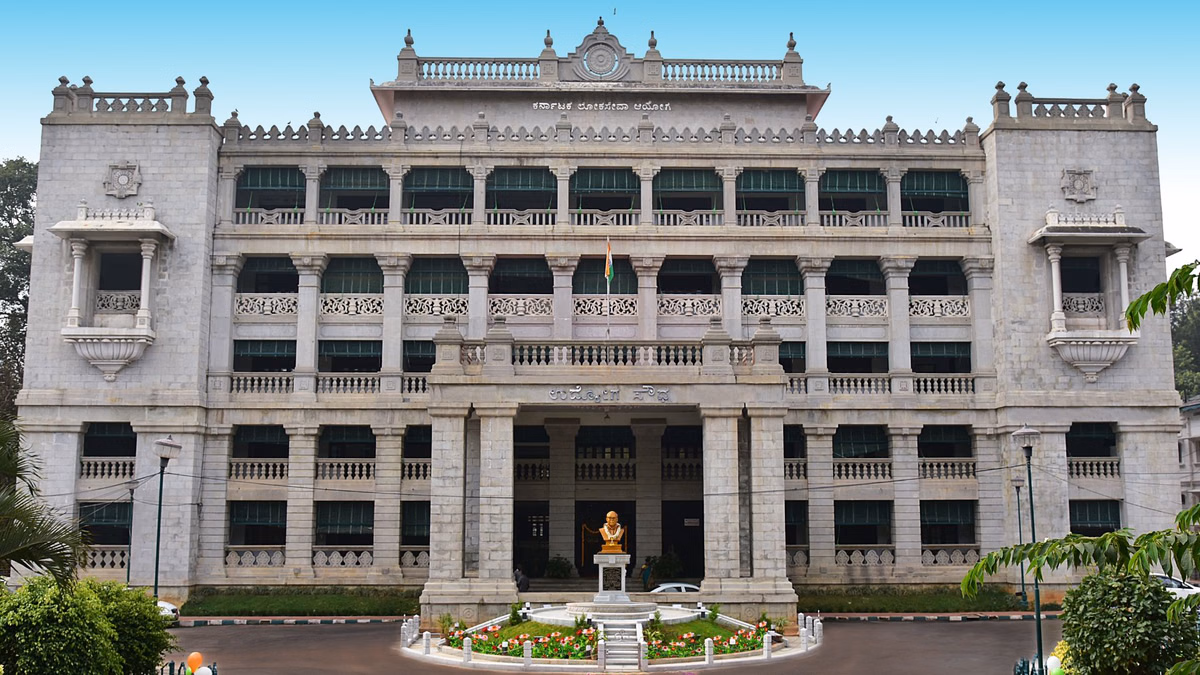 Karnataka: केपीएससी के चेयरमैन को राज्यपाल ने किया निलंबित, सरकारी नौकरी में बेटियों की अवैध भर्ती का आरोप