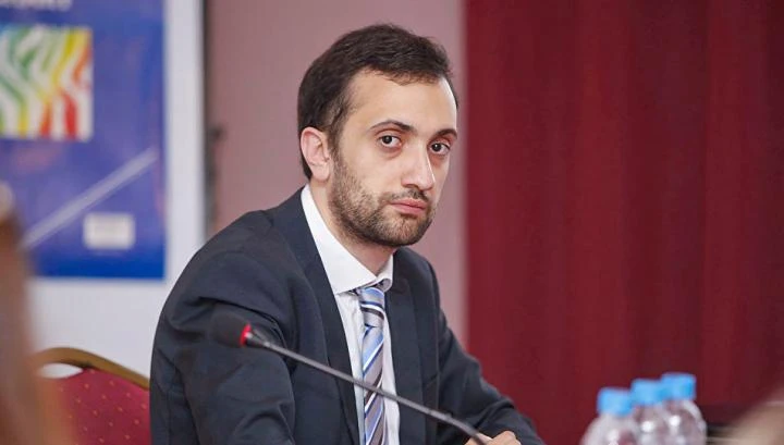 Փաշինյանի հետ հրապարակային վիճաբանած բժշկուհուն աշխատանքից ազատելը՝ առերևույթ քաղաքական հետապնդում է. Իոաննիսյան