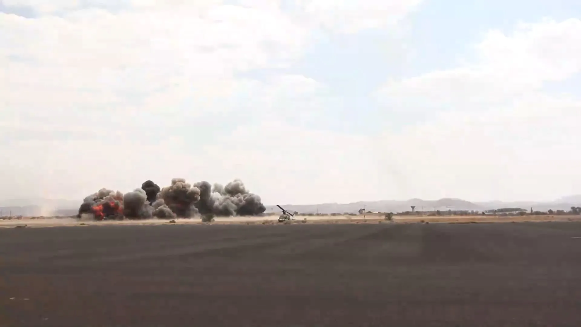 Yemeni government forces strike Sanaa airport