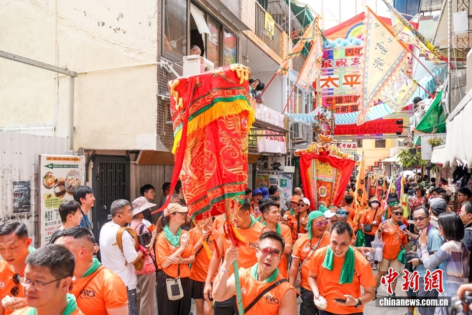 香港长洲“飘色会景巡游”吸引民众观赏