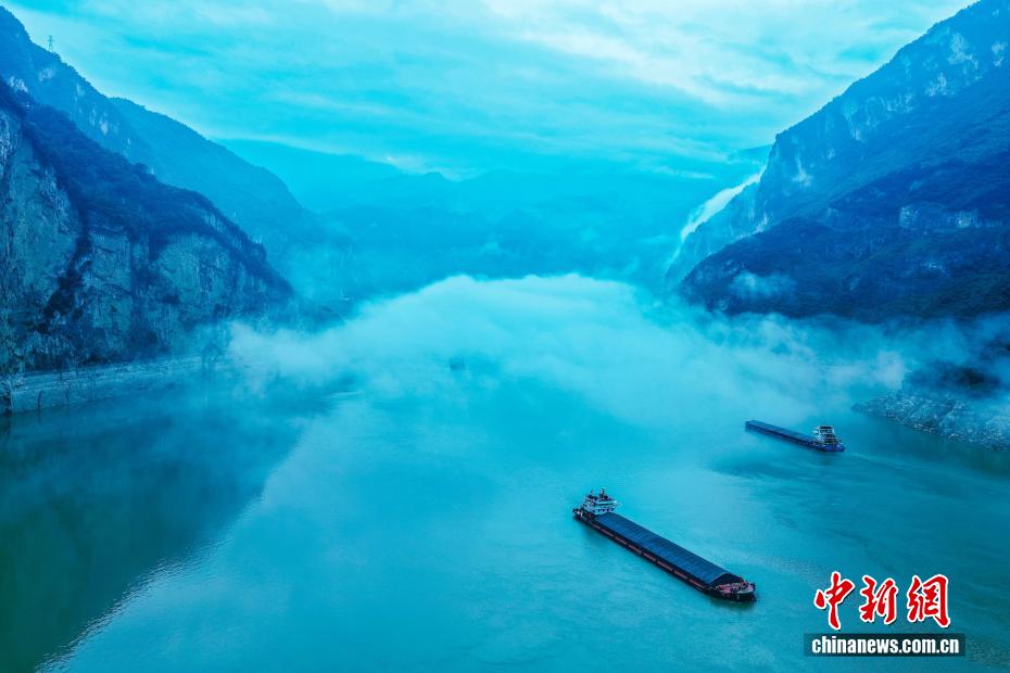三峡库区：峡江破晓染清蓝