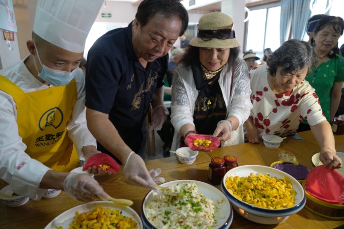 多国外媒打卡兰州水墨丹霞 品读西北自然画卷