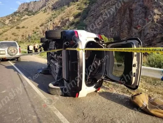 Ավտովթար Վայոց Ձորում. Nissan Rogue մակնիշի ավտոմեքենան կողաշրջվել է. կա վիրավոր