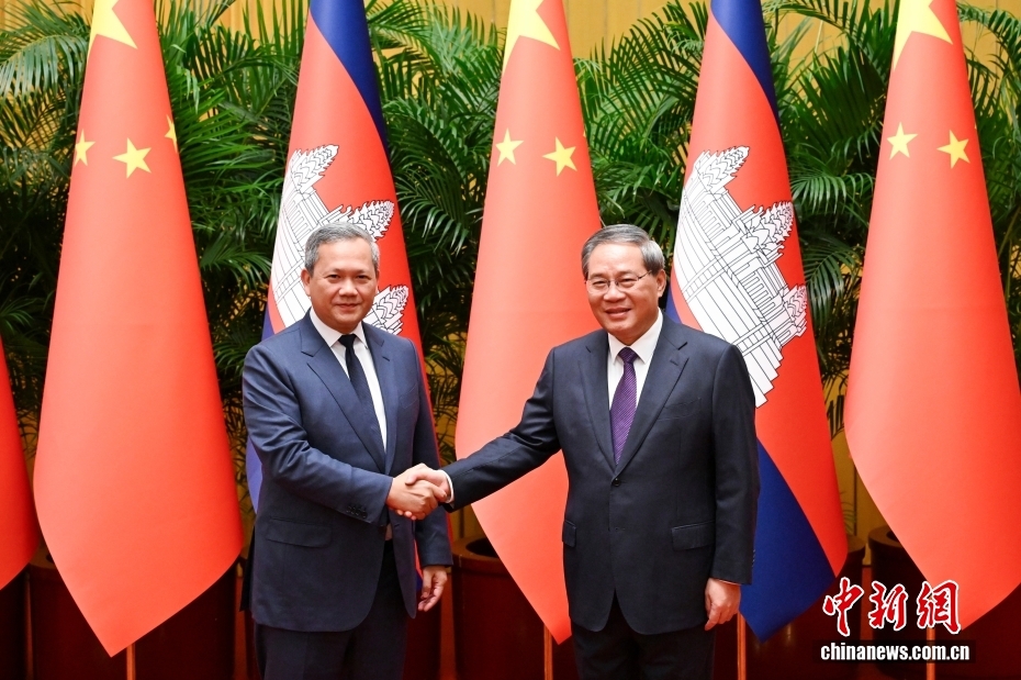 李强同柬埔寨首相洪玛奈会谈