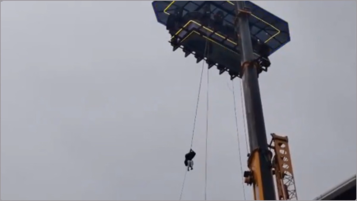 Construction Crane Collapse: मुंबई में निर्माण क्रेन गिरने से एक की मौत, कई वाहन दबे; बचाव अभियान जारी