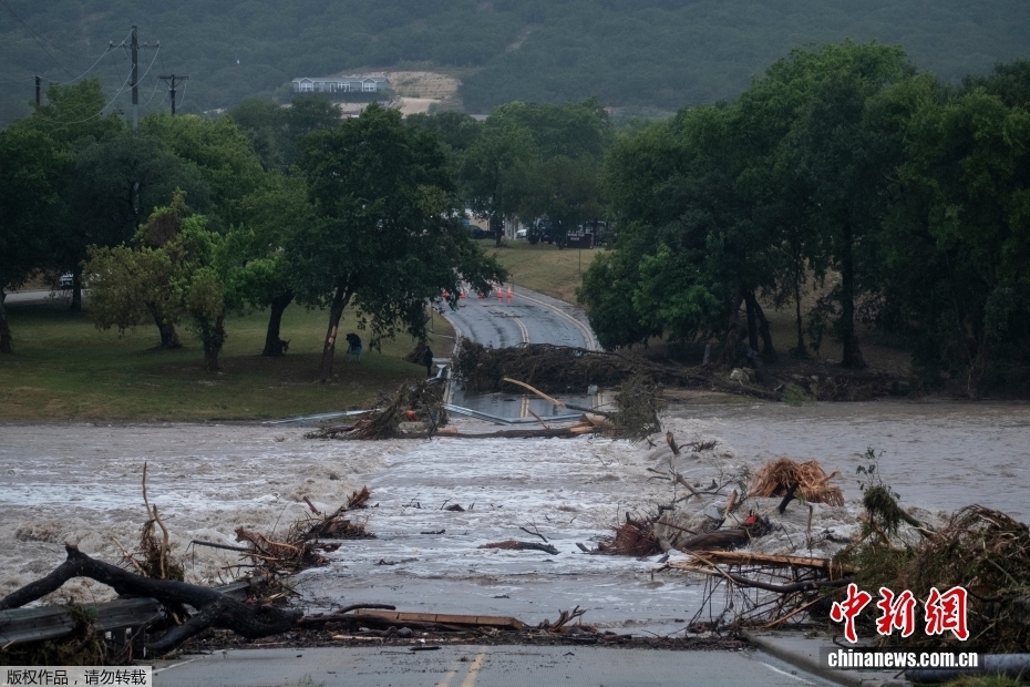 洪水阻断公路 美国得克萨斯州遭洪水侵袭