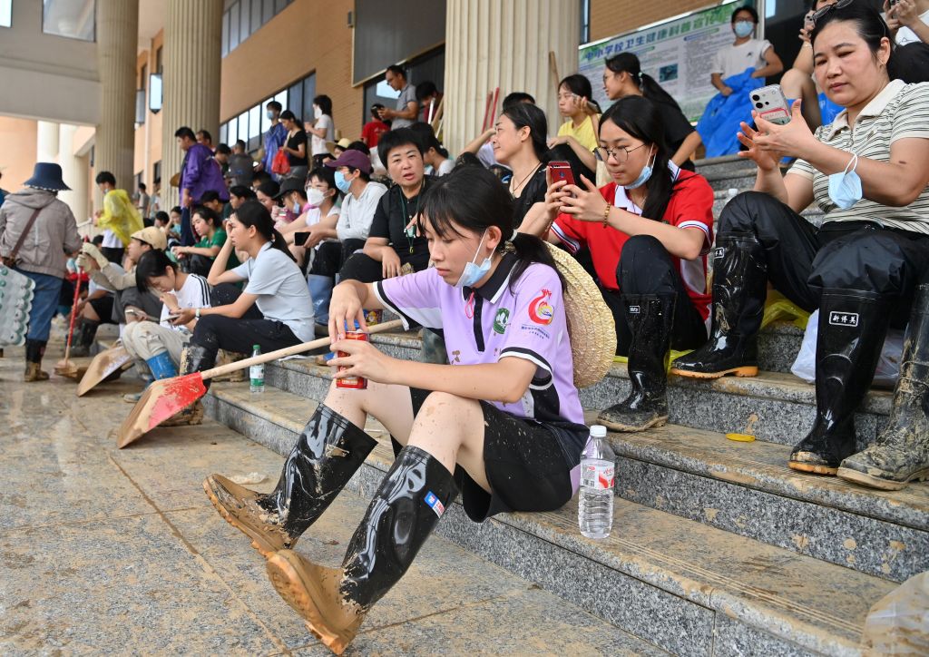 广西救灾一线最新直击：淤泥层层清 希望步步近