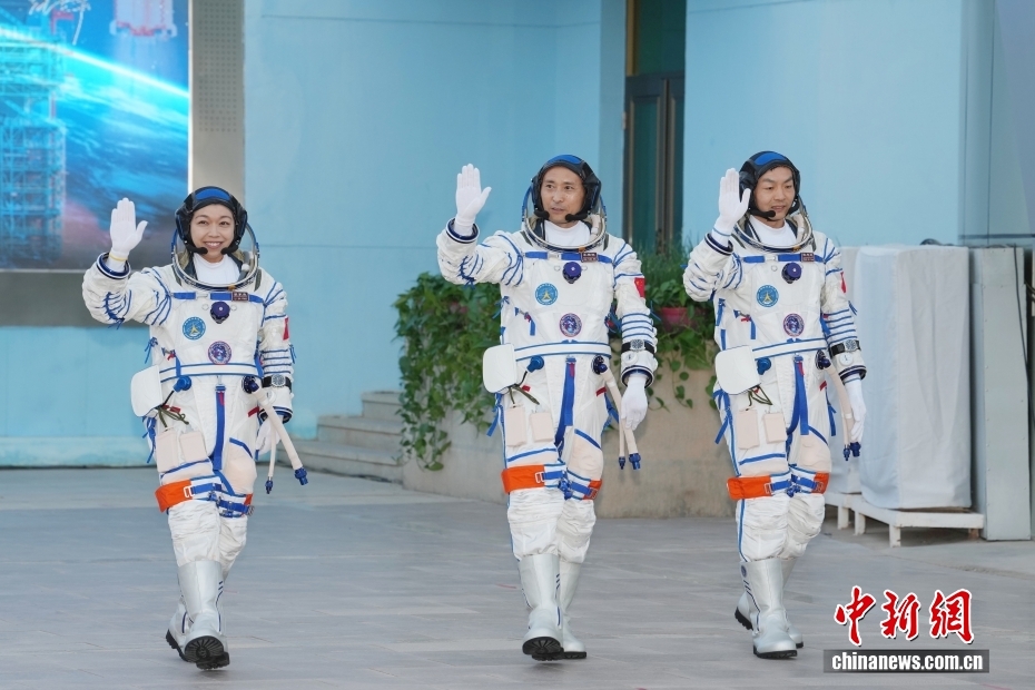 神舟二十三号航天员乘组出征仪式在酒泉卫星发射中心举行