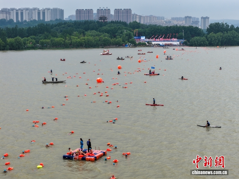 河南三门峡：3700余名游泳爱好者横渡黄河