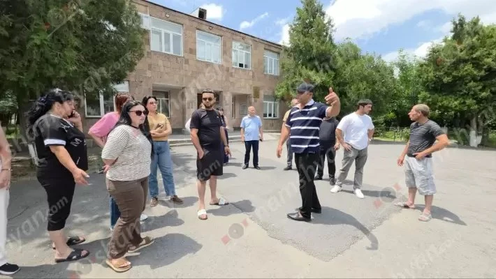 Լարված իրավիճակ՝ Բյուրեղավանում. քաղաքապետարանի մոտ են հավաքվել մեծ թվով քաղաքացիներ