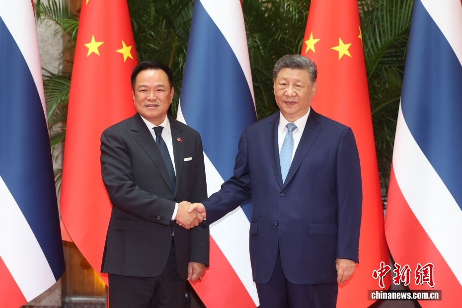 习近平会见泰国总理阿努廷