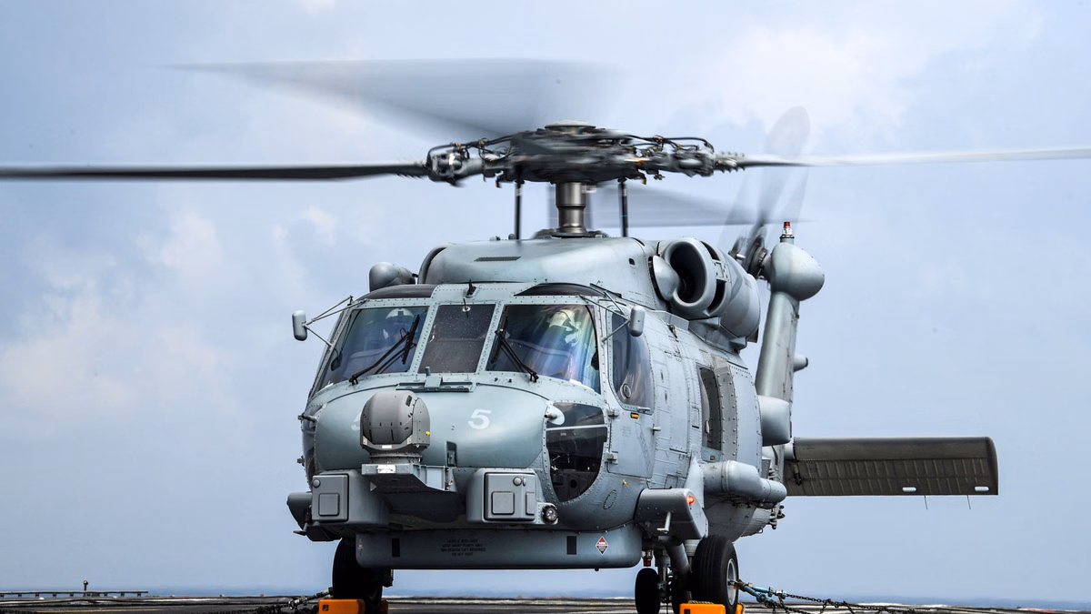 MH-60R Seahawk: भारतीय नौसेना को मिला एक और एमएच-60आर सीहॉक हेलिकॉप्टर, जल्द दो और चॉपर मिलेंगे