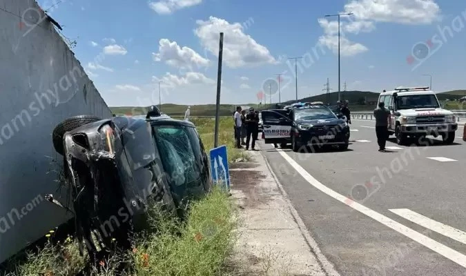 Երևան-Գյումրի ավտոճանապարհին 40-ամյա վարորդը բախվել է կամրջի արգելապատնեշին և կողաշրջվել․ վարորդի կինն ու 2 անչափահաս երեխաները տեղափոխվել են հիվանդանոց