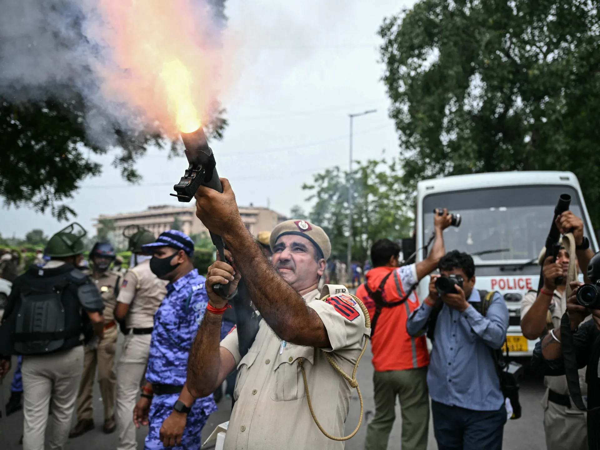 Police attack Cockroach activists as thousands march on Indian parliament
