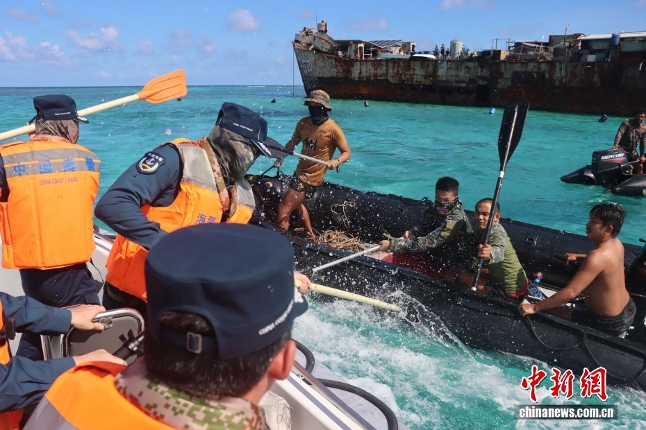 中国海警小型巡逻艇遭菲方人员挑衅滋事