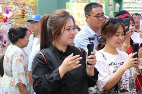 王毅会见澳大利亚外长黄英贤