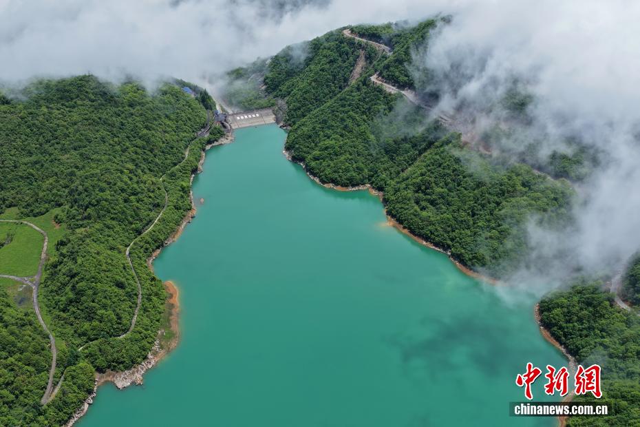 湖北建始：云绕高山水库美